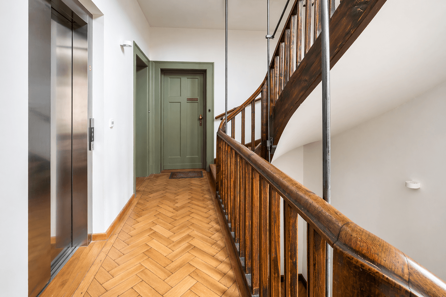 Prenájom bytu 3-izbový 81 m², Schulstr.48, München, Bavorsko Prenájom bytu 3-izbový 81 m², Schulstr.48, München, Bavorsko