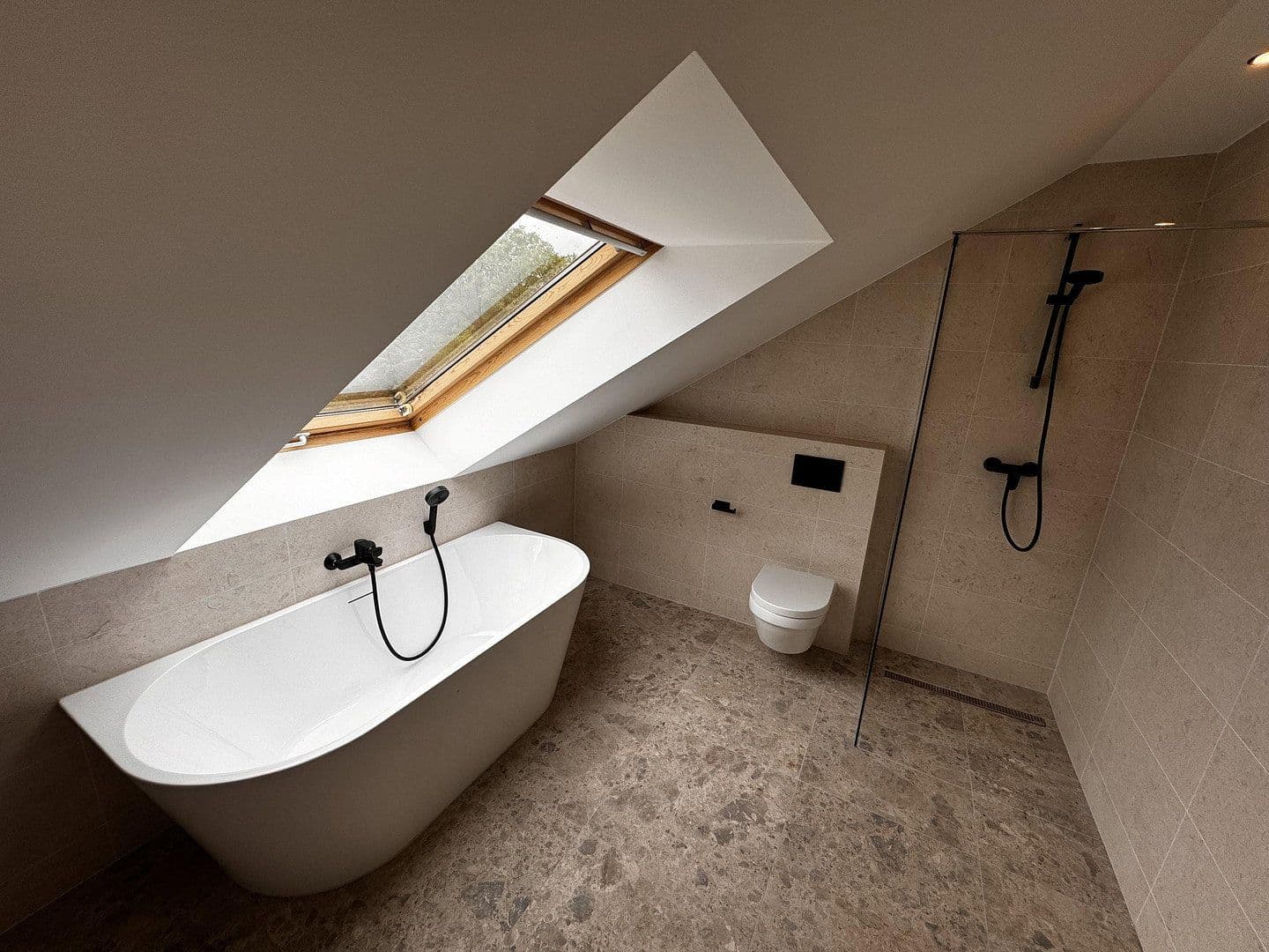 Prenájom bytu 5-izbový 160 m², Bruchköbel, Hesensko Prenájom bytu 5-izbový 160 m², Bruchköbel, Hesensko