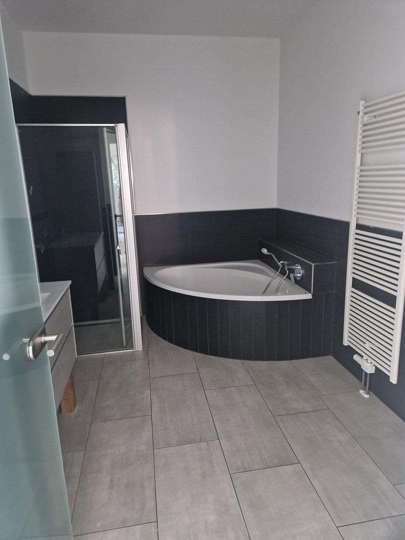 Prenájom bytu 4-izbový 155 m², Grenzach-Wyhlen, Bádensko-Wurttembersko Prenájom bytu 4-izbový 155 m², Grenzach-Wyhlen, Bádensko-Wurttembersko