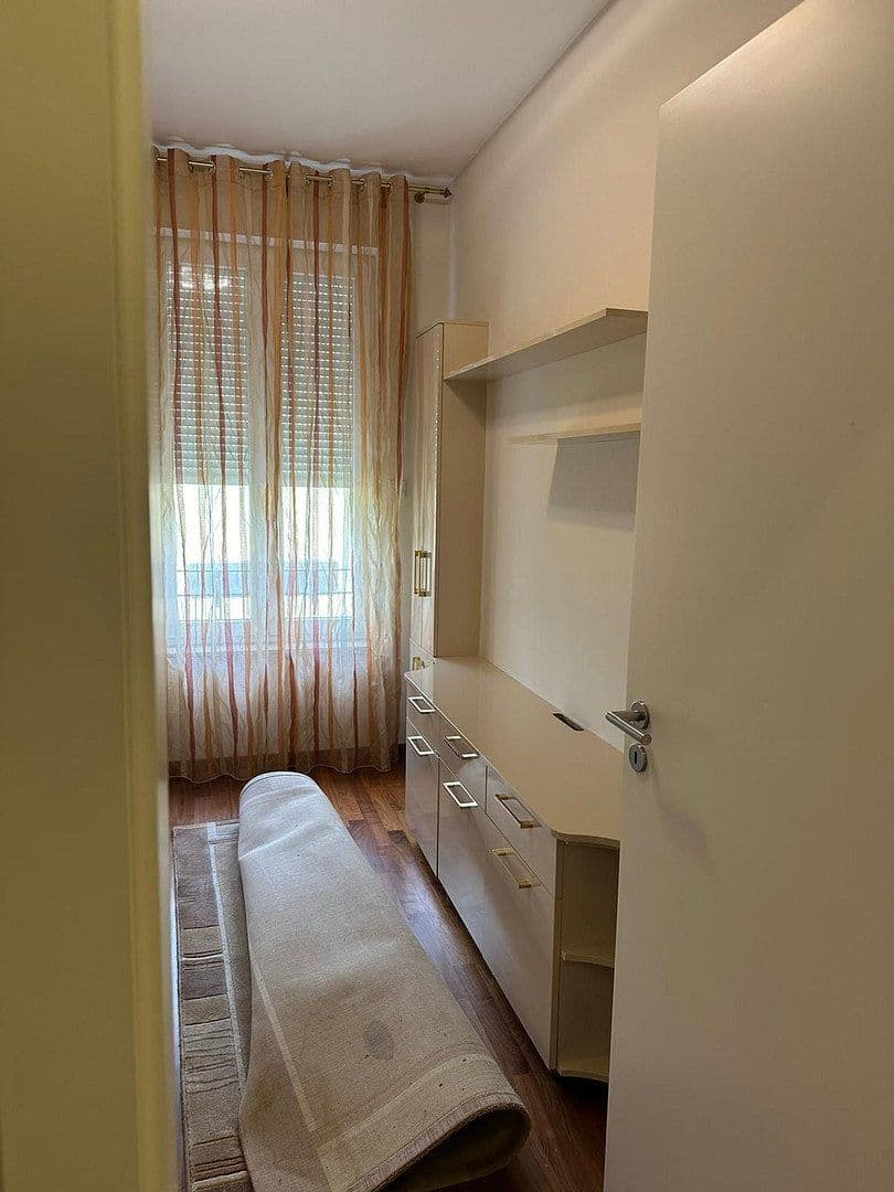 Prenájom bytu 4-izbový 135 m², Berlin, Berlín Prenájom bytu 4-izbový 135 m², Berlin, Berlín