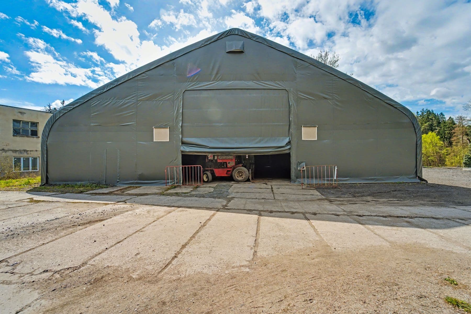 Prenájom nebytového priestoru 567 m², Jílové u Prahy, Středočeský kraj Prenájom nebytového priestoru 567 m², Jílové u Prahy, Středočeský kraj