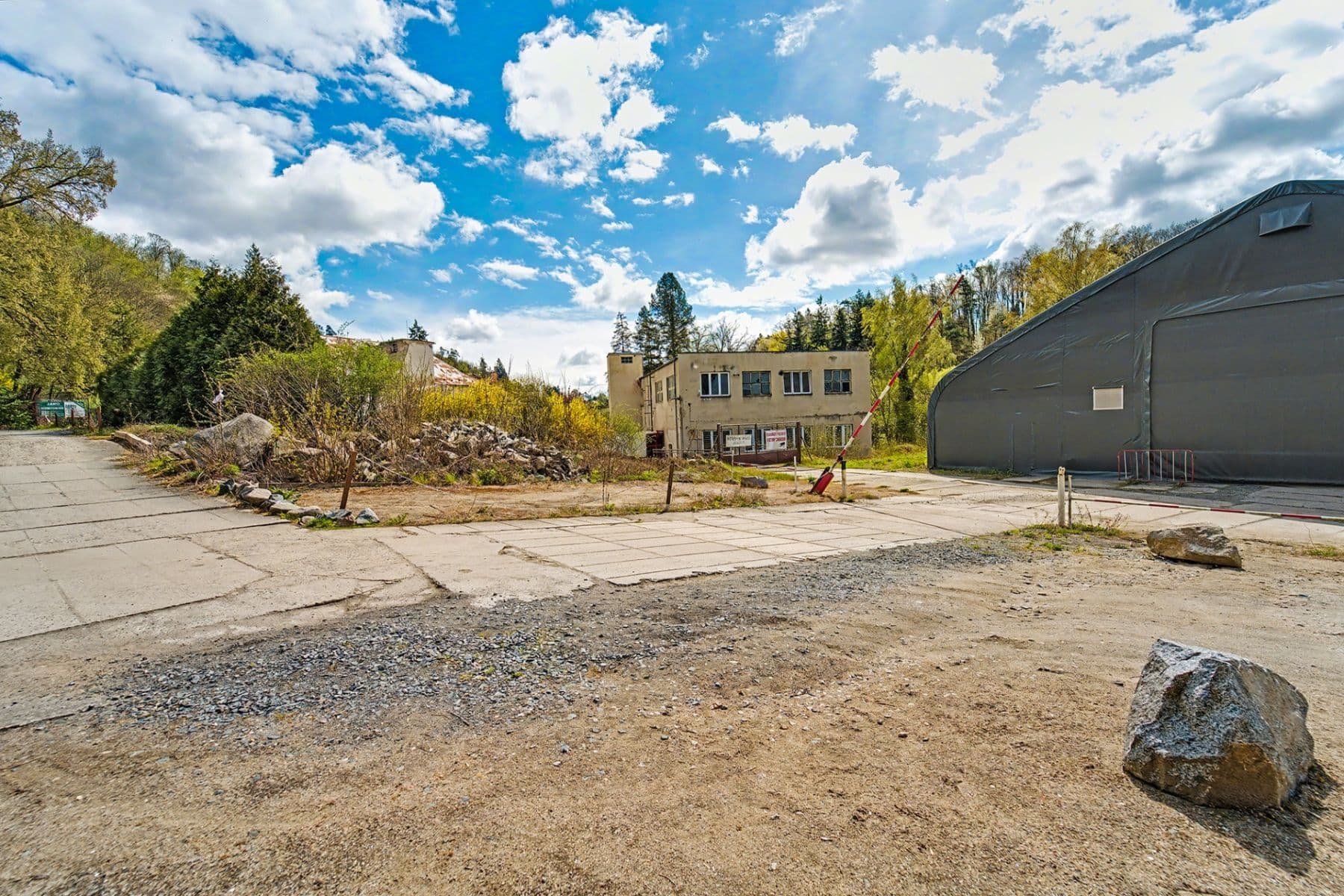 Prenájom nebytového priestoru 567 m², Jílové u Prahy, Středočeský kraj Prenájom nebytového priestoru 567 m², Jílové u Prahy, Středočeský kraj