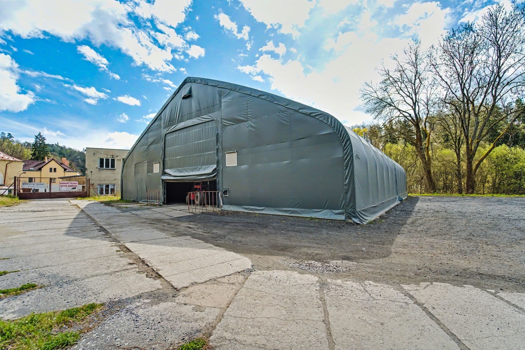 Prenájom nebytového priestoru 567 m², Jílové u Prahy, Středočeský kraj Prenájom nebytového priestoru 567 m², Jílové u Prahy, Středočeský kraj