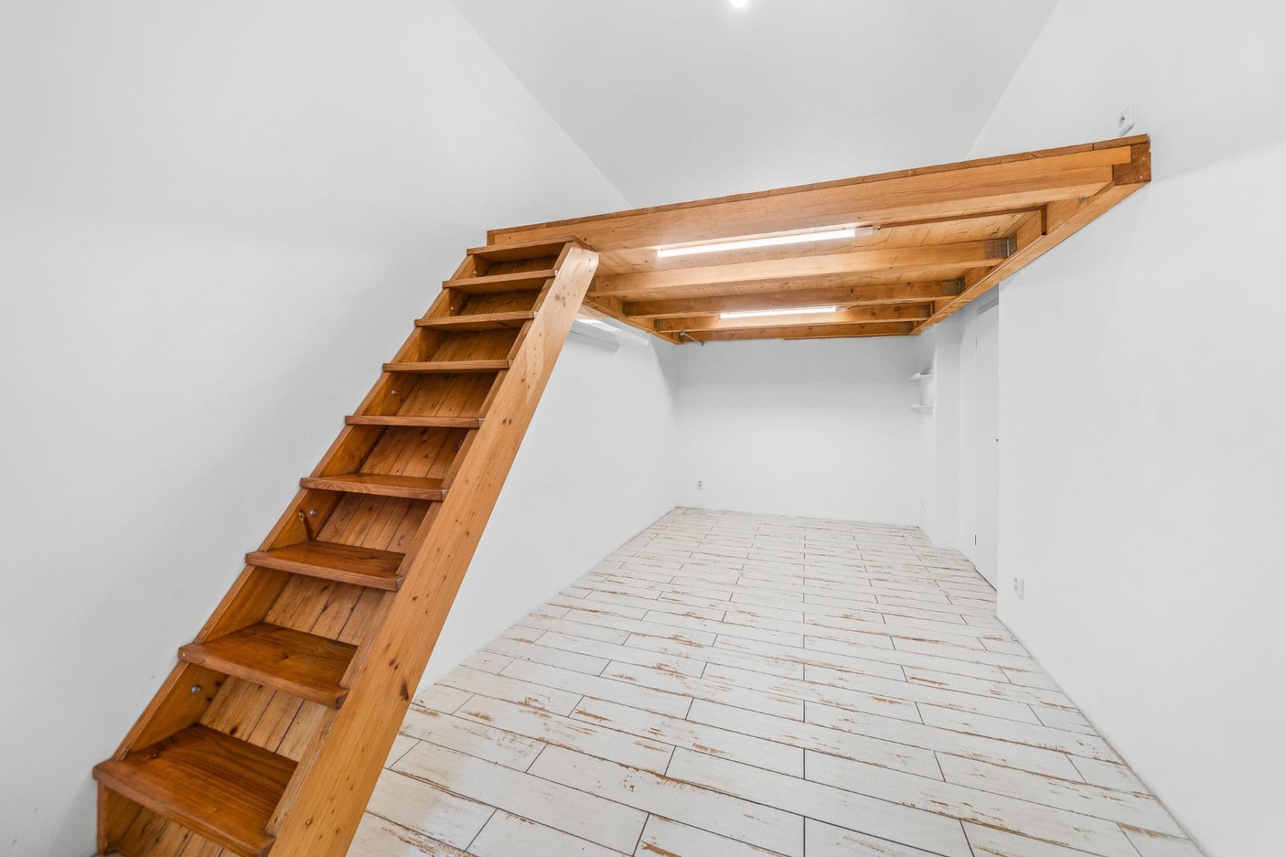 Prenájom bytu 3-izbový 65 m², Bělehradská, Praha, Praha Prenájom bytu 3-izbový 65 m², Bělehradská, Praha, Praha