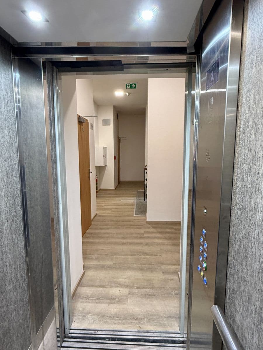 Prenájom bytu 1-izbový 17 m², Sokolská, Praha, Praha Prenájom bytu 1-izbový 17 m², Sokolská, Praha, Praha