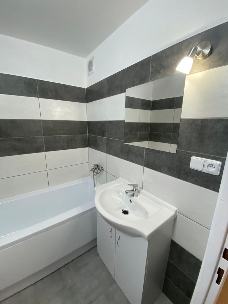 Prenájom bytu 3-izbový 65 m², Papírníkova, Praha, Praha Prenájom bytu 3-izbový 65 m², Papírníkova, Praha, Praha