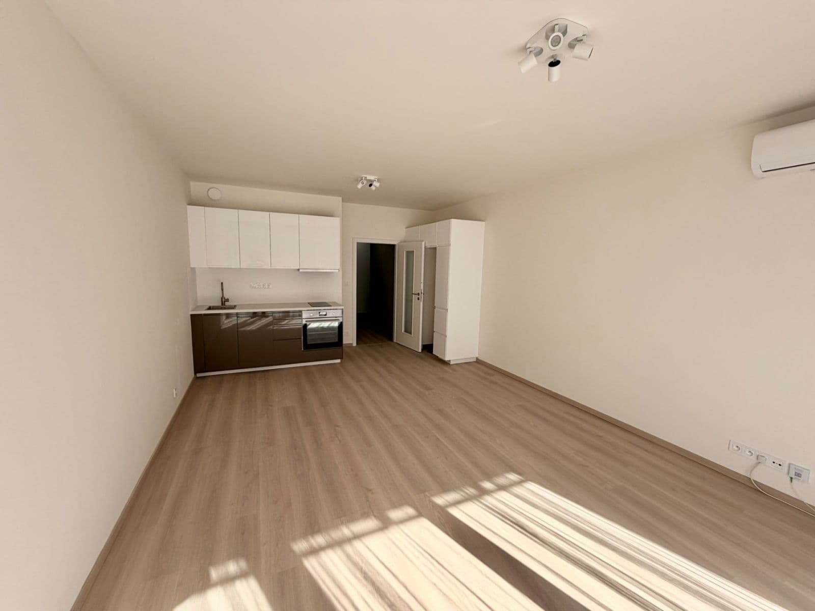 Prenájom bytu 1-izbový 38 m², Kabešova, Praha, Praha Prenájom bytu 1-izbový 38 m², Kabešova, Praha, Praha