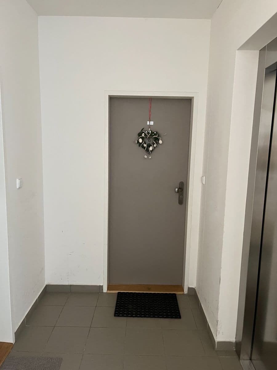 Prenájom bytu 3-izbový 80 m², Ke Kříži, Praha, Praha Prenájom bytu 3-izbový 80 m², Ke Kříži, Praha, Praha