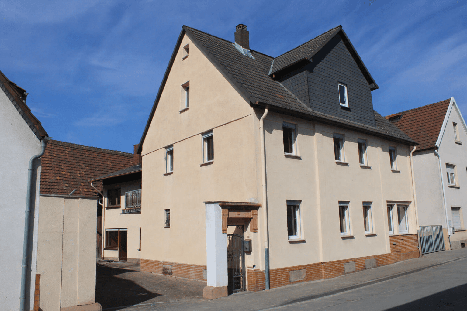 Predaj domu 291 m², pozemek 292 m², Stockstadt am Rhein, Hesensko Predaj domu 291 m², pozemek 292 m², Stockstadt am Rhein, Hesensko