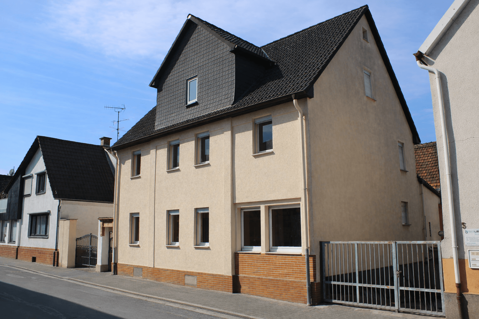 Predaj domu 291 m², pozemek 292 m², Stockstadt am Rhein, Hesensko Predaj domu 291 m², pozemek 292 m², Stockstadt am Rhein, Hesensko
