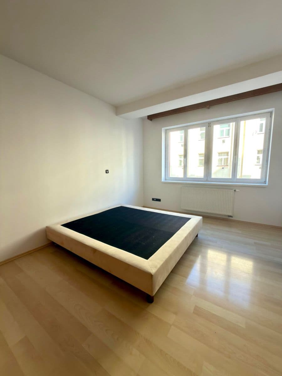 Prenájom bytu 1-izbový 47 m², Viklefova, Praha, Praha Prenájom bytu 1-izbový 47 m², Viklefova, Praha, Praha