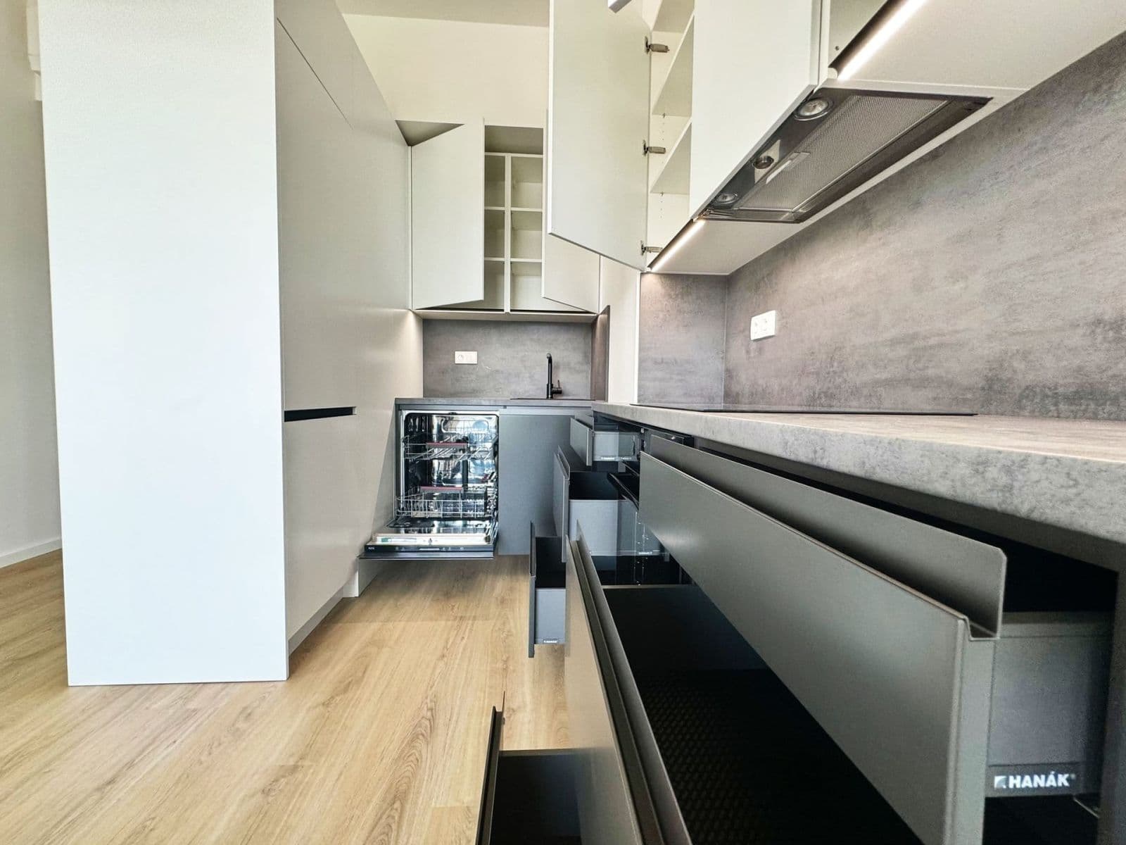 Prenájom bytu 1-izbový 37 m², V háji, Praha, Praha Prenájom bytu 1-izbový 37 m², V háji, Praha, Praha