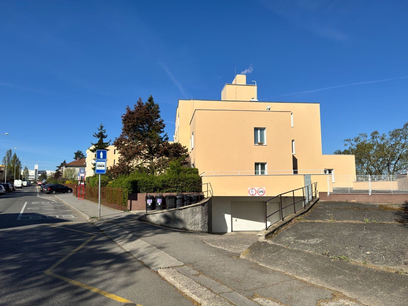 Prenájom garáže 15 m², Lumiérů, Praha, Praha Prenájom garáže 15 m², Lumiérů, Praha, Praha