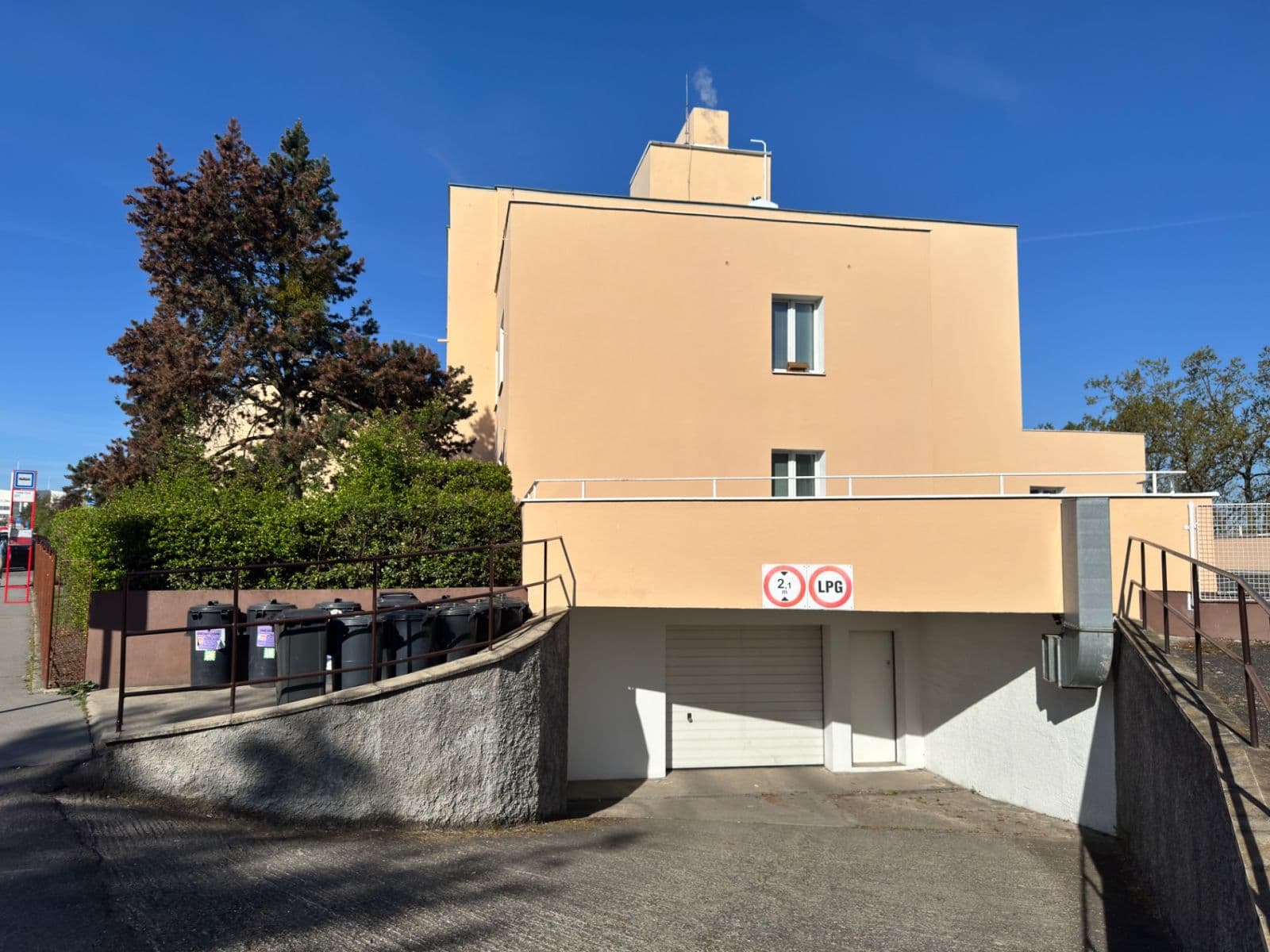 Prenájom garáže 15 m², Lumiérů, Praha, Praha Prenájom garáže 15 m², Lumiérů, Praha, Praha