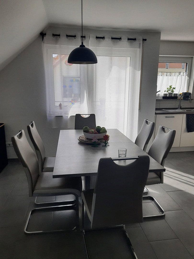 Prenájom bytu 4-izbový 104 m², Neuffen, Bádensko-Wurttembersko Prenájom bytu 4-izbový 104 m², Neuffen, Bádensko-Wurttembersko