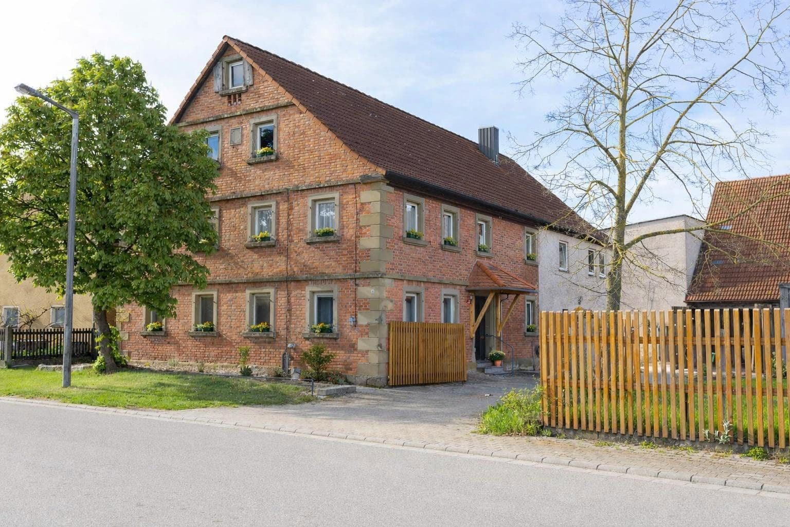Predaj domu 280 m², pozemek 6.597 m², Geslau, Bavorsko Predaj domu 280 m², pozemek 6.597 m², Geslau, Bavorsko