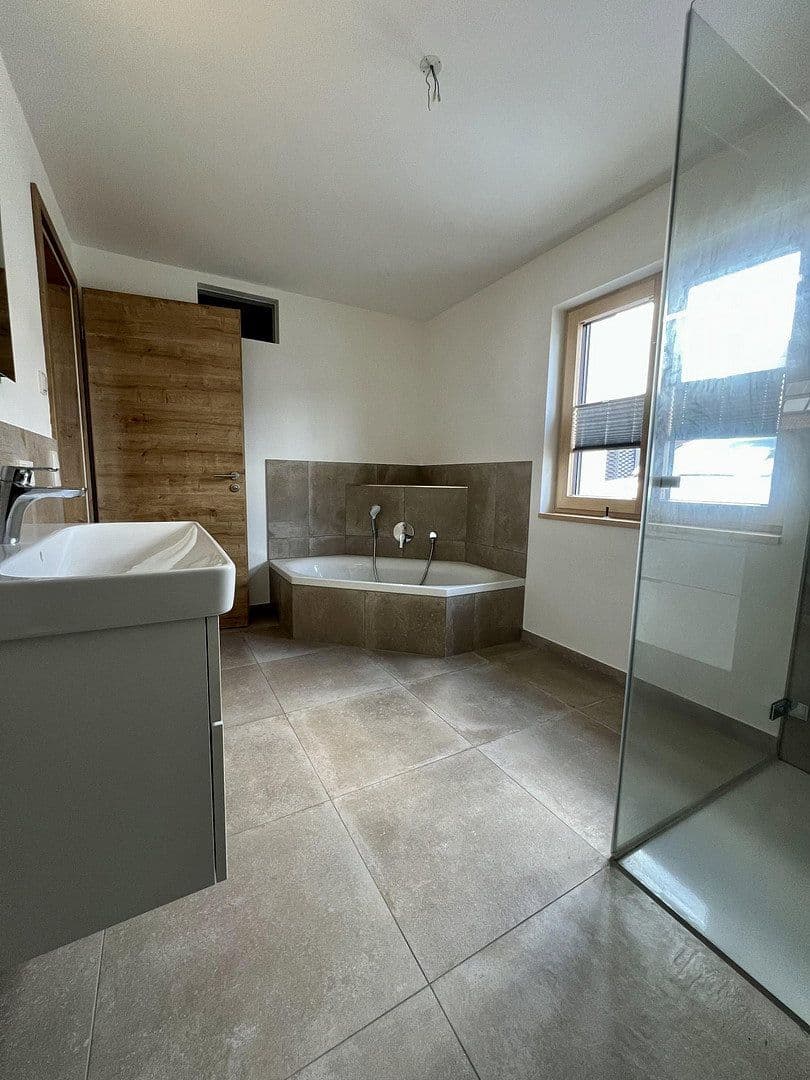 Prenájom bytu 4-izbový 117 m², Markt Inersdorf, Bavorsko Prenájom bytu 4-izbový 117 m², Markt Inersdorf, Bavorsko