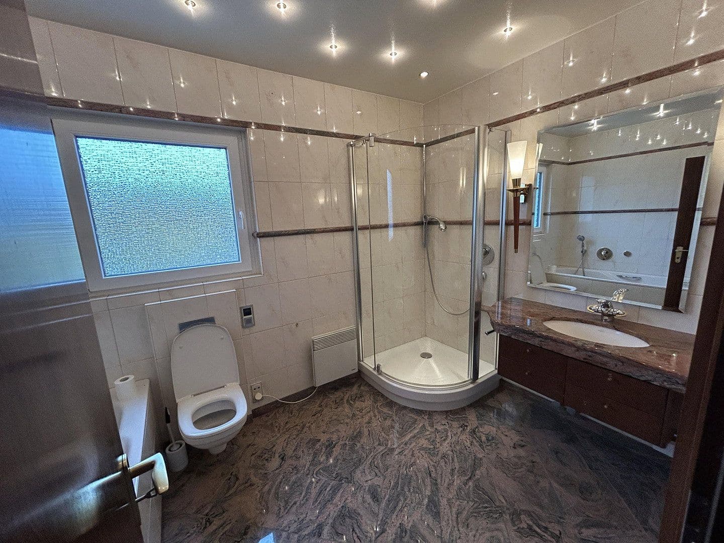 Prenájom bytu 4-izbový 136 m², Otto-Brenner-Straße 144, Bielefeld, Severné Porýnie - Westfálsko Prenájom bytu 4-izbový 136 m², Otto-Brenner-Straße 144, Bielefeld, Severné Porýnie - Westfálsko