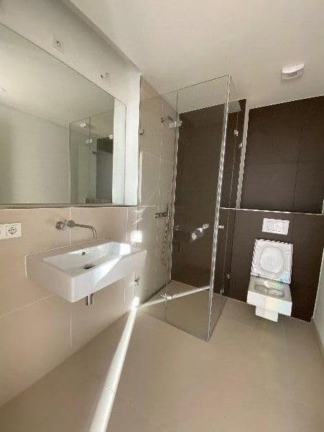 Prenájom bytu 3-izbový 170 m², Europa-Allee 103, Frankfurt am Main, Hesensko Prenájom bytu 3-izbový 170 m², Europa-Allee 103, Frankfurt am Main, Hesensko