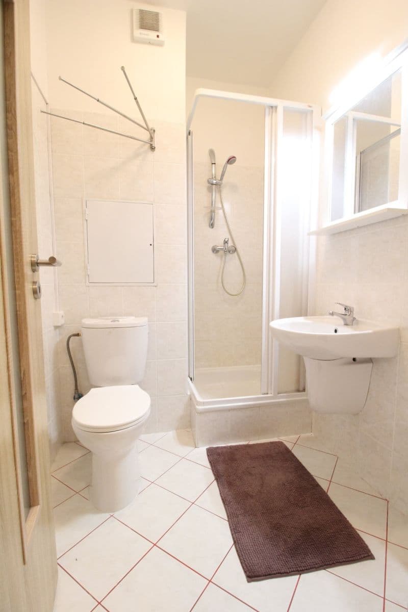 Prenájom bytu 2-izbový 41 m², Pelušková, Praha, Praha Prenájom bytu 2-izbový 41 m², Pelušková, Praha, Praha
