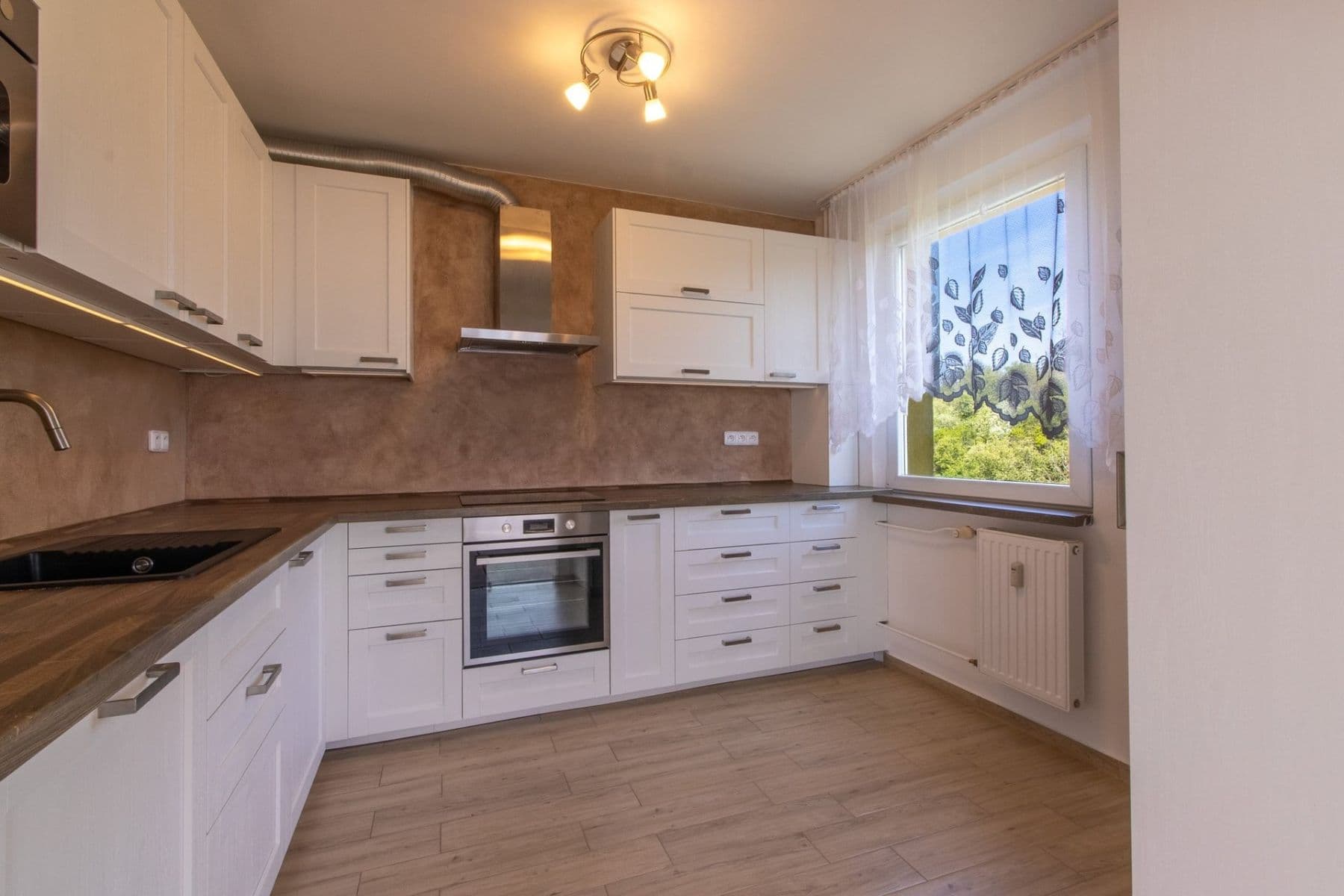 Prenájom bytu 3-izbový 72 m², K sadu, Praha, Praha Prenájom bytu 3-izbový 72 m², K sadu, Praha, Praha
