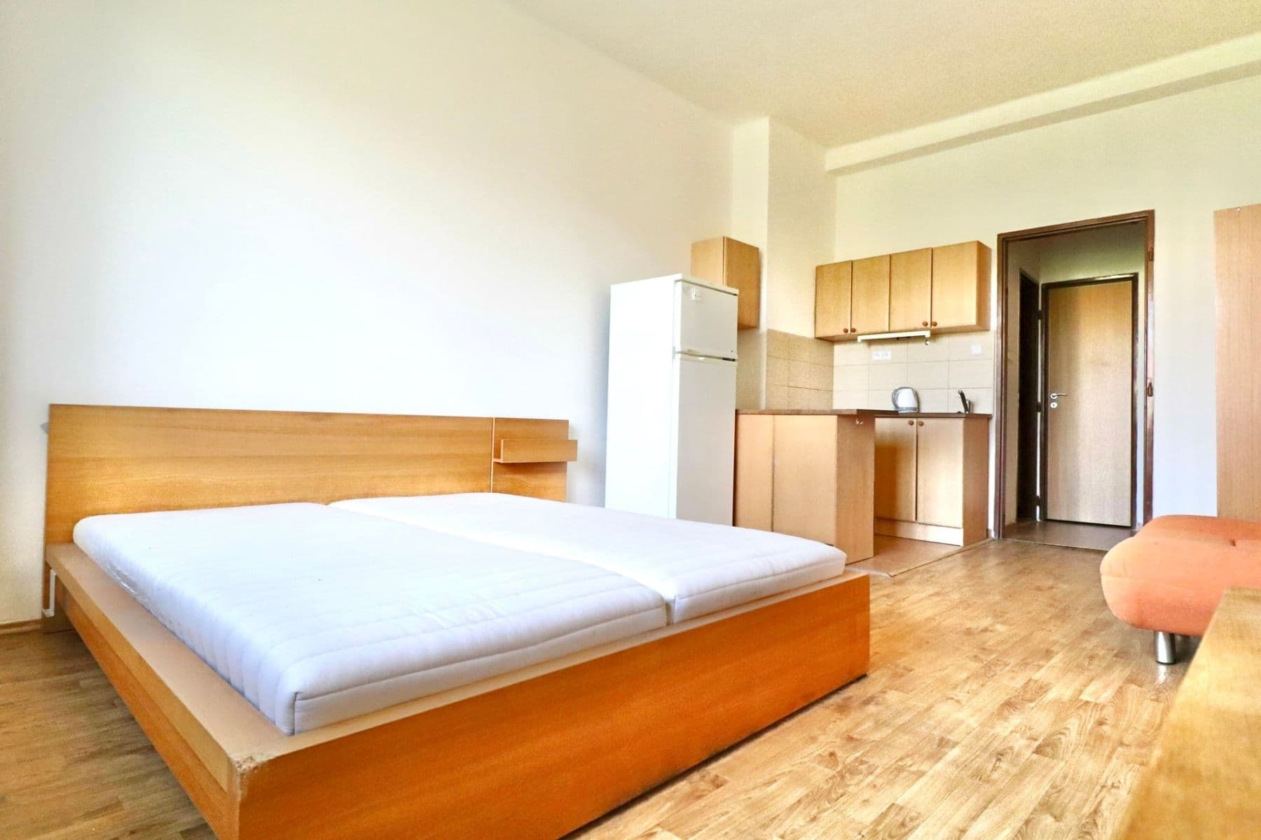 Prenájom bytu 1-izbový 29 m², 28. pluku, Praha, Praha Prenájom bytu 1-izbový 29 m², 28. pluku, Praha, Praha
