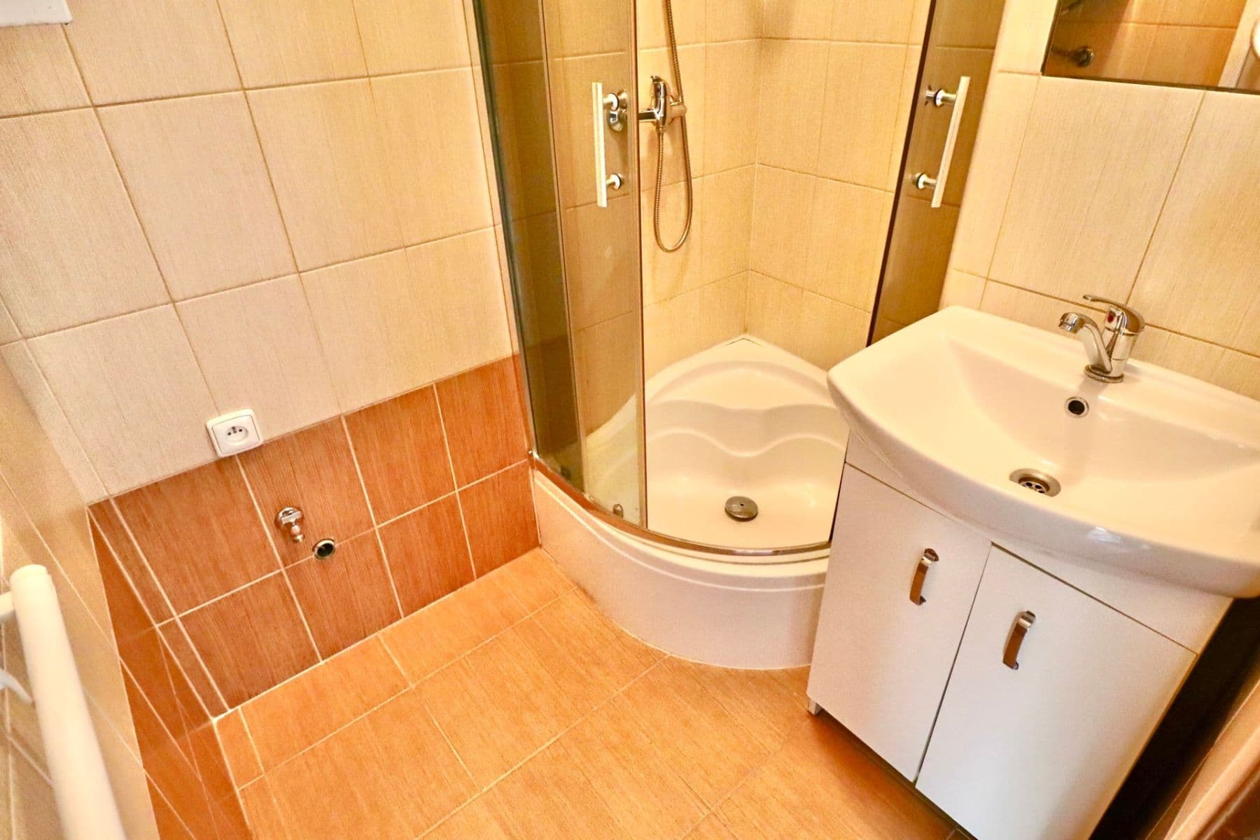 Prenájom bytu 1-izbový 29 m², 28. pluku, Praha, Praha Prenájom bytu 1-izbový 29 m², 28. pluku, Praha, Praha