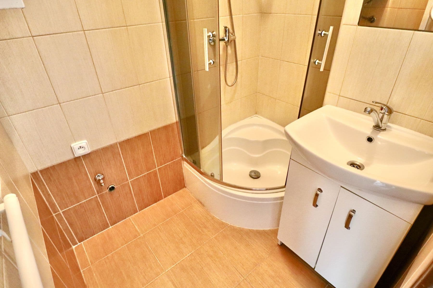 Prenájom bytu 1-izbový 29 m², 28. pluku, Praha, Praha Prenájom bytu 1-izbový 29 m², 28. pluku, Praha, Praha