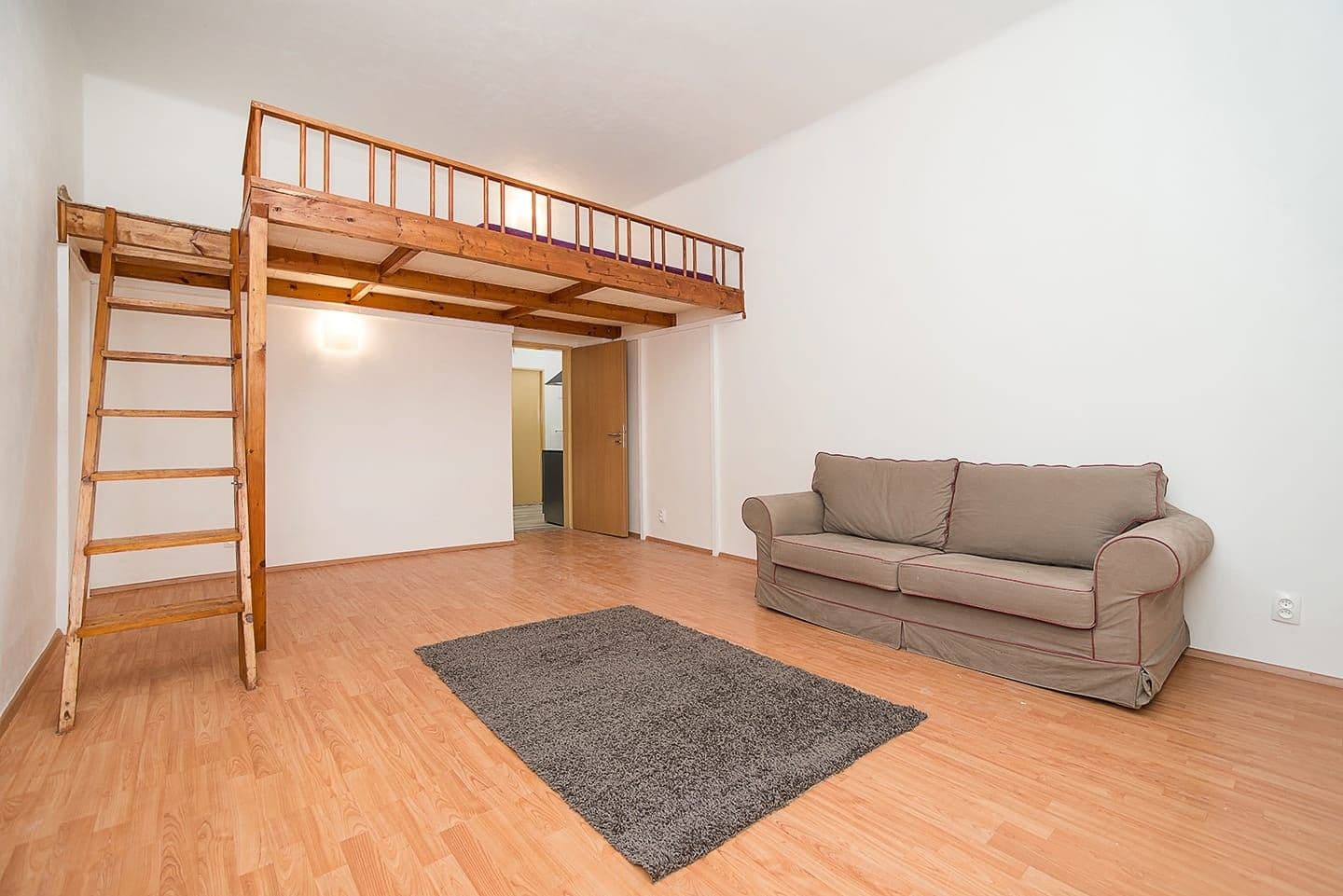 Prenájom bytu 3-izbový 90 m², Sudoměřská, Praha, Praha Prenájom bytu 3-izbový 90 m², Sudoměřská, Praha, Praha