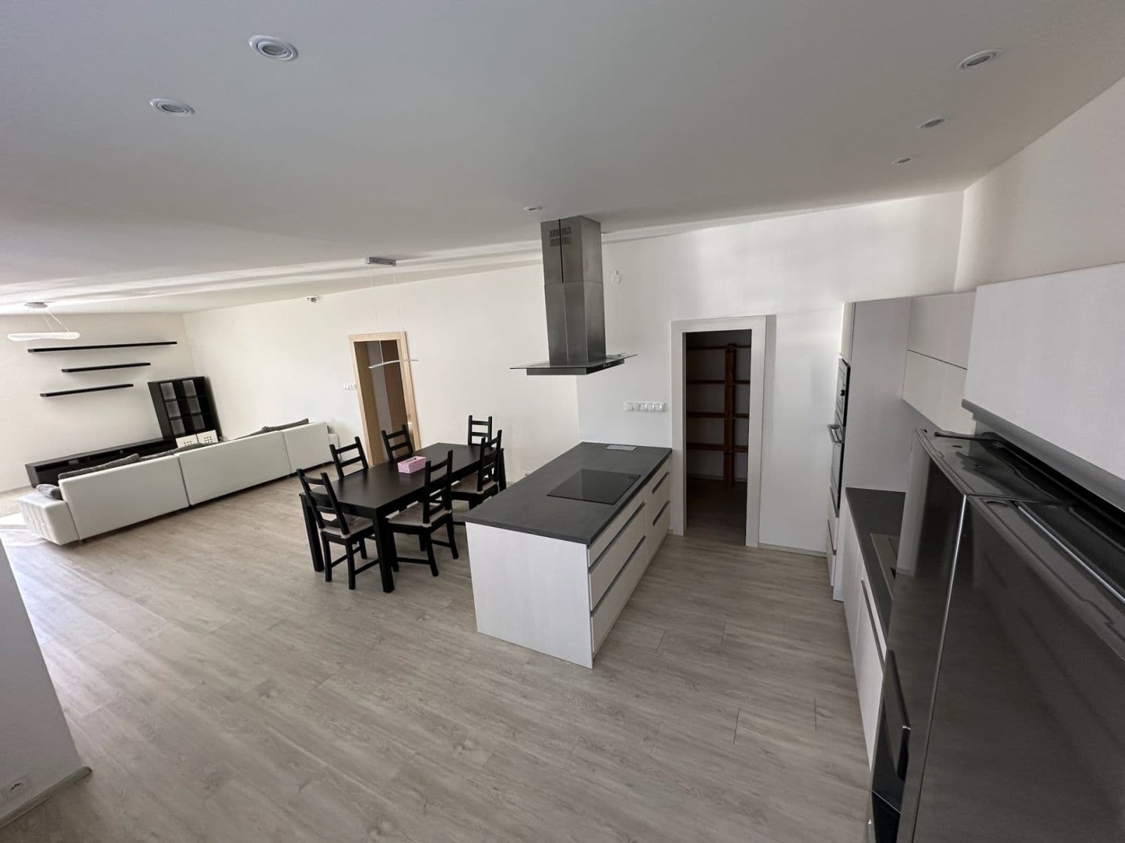 Prenájom bytu 3-izbový 130 m², Na Nivách, Praha, Praha Prenájom bytu 3-izbový 130 m², Na Nivách, Praha, Praha