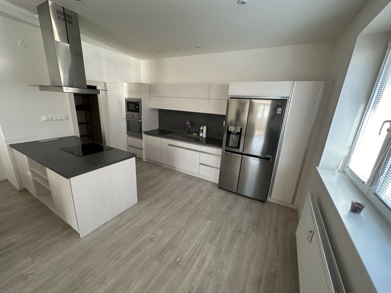 Prenájom bytu 3-izbový 130 m², Na Nivách, Praha, Praha Prenájom bytu 3-izbový 130 m², Na Nivách, Praha, Praha