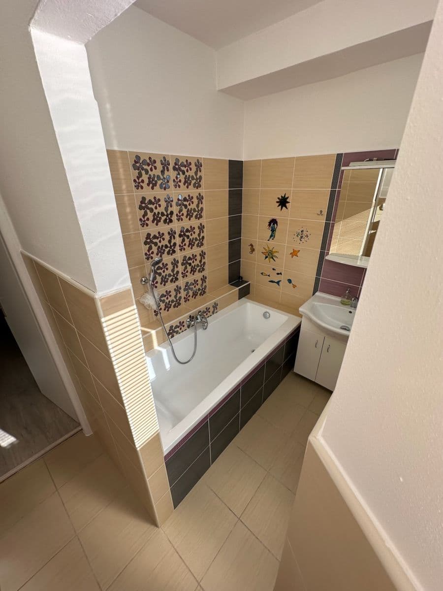 Prenájom bytu 3-izbový 130 m², Na Nivách, Praha, Praha Prenájom bytu 3-izbový 130 m², Na Nivách, Praha, Praha