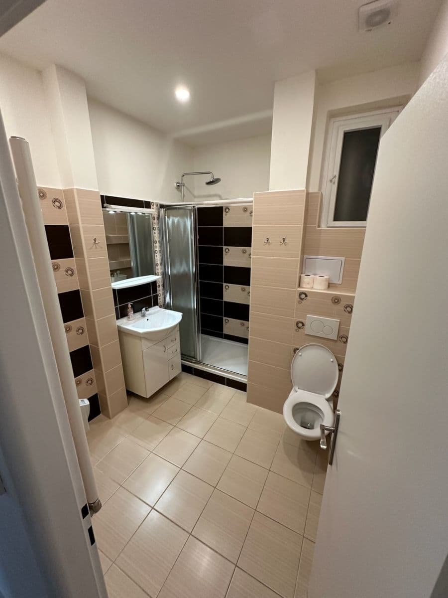 Prenájom bytu 3-izbový 130 m², Na Nivách, Praha, Praha Prenájom bytu 3-izbový 130 m², Na Nivách, Praha, Praha
