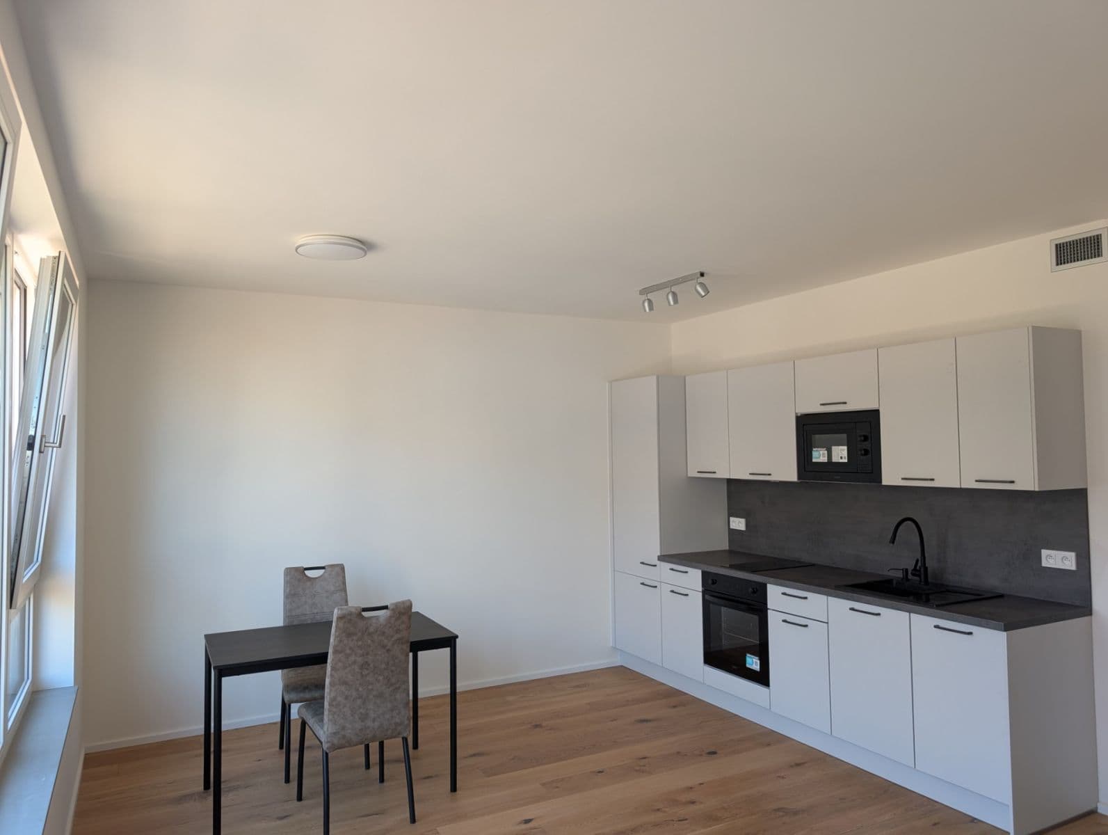 Prenájom bytu 1-izbový 33 m², U Komína, Praha, Praha Prenájom bytu 1-izbový 33 m², U Komína, Praha, Praha