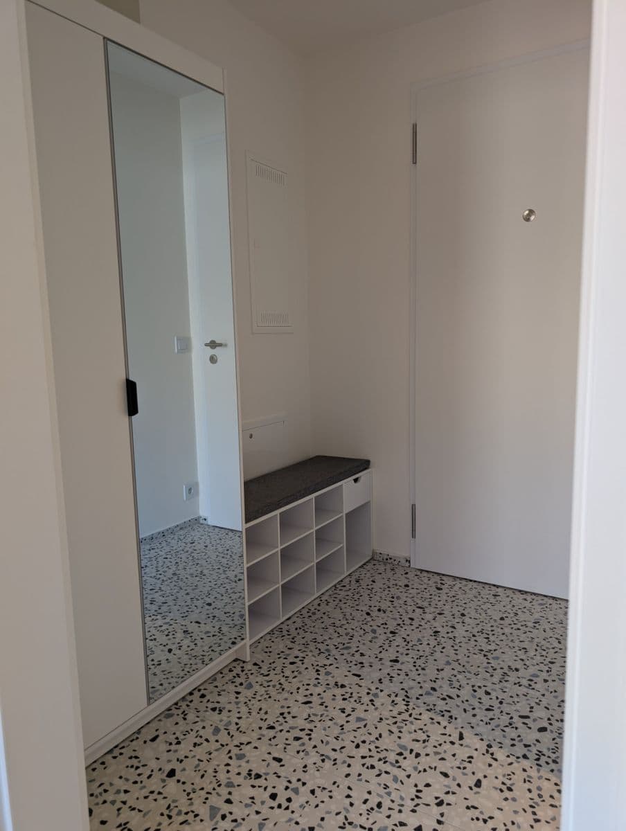 Prenájom bytu 1-izbový 33 m², U Komína, Praha, Praha Prenájom bytu 1-izbový 33 m², U Komína, Praha, Praha