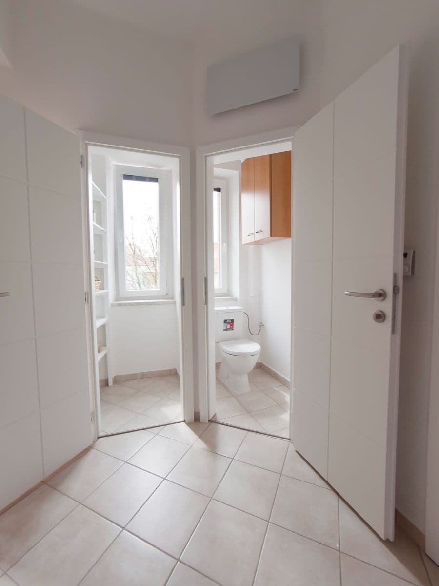 Prenájom bytu 1-izbový 44 m², Jarošova, Znojmo, Jihomoravský kraj Prenájom bytu 1-izbový 44 m², Jarošova, Znojmo, Jihomoravský kraj