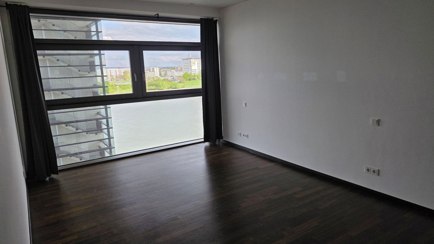 Prenájom bytu 3-izbový 110 m², Im Zollhafen 12, Köln, Severné Porýnie - Westfálsko Prenájom bytu 3-izbový 110 m², Im Zollhafen 12, Köln, Severné Porýnie - Westfálsko