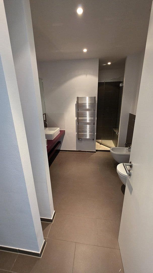 Prenájom bytu 3-izbový 110 m², Im Zollhafen 12, Köln, Severné Porýnie - Westfálsko Prenájom bytu 3-izbový 110 m², Im Zollhafen 12, Köln, Severné Porýnie - Westfálsko