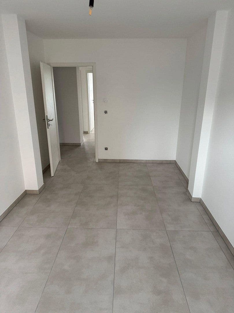 Prenájom bytu 4-izbový 107 m², Berliner Str. 911, Köln, Severné Porýnie - Westfálsko Prenájom bytu 4-izbový 107 m², Berliner Str. 911, Köln, Severné Porýnie - Westfálsko