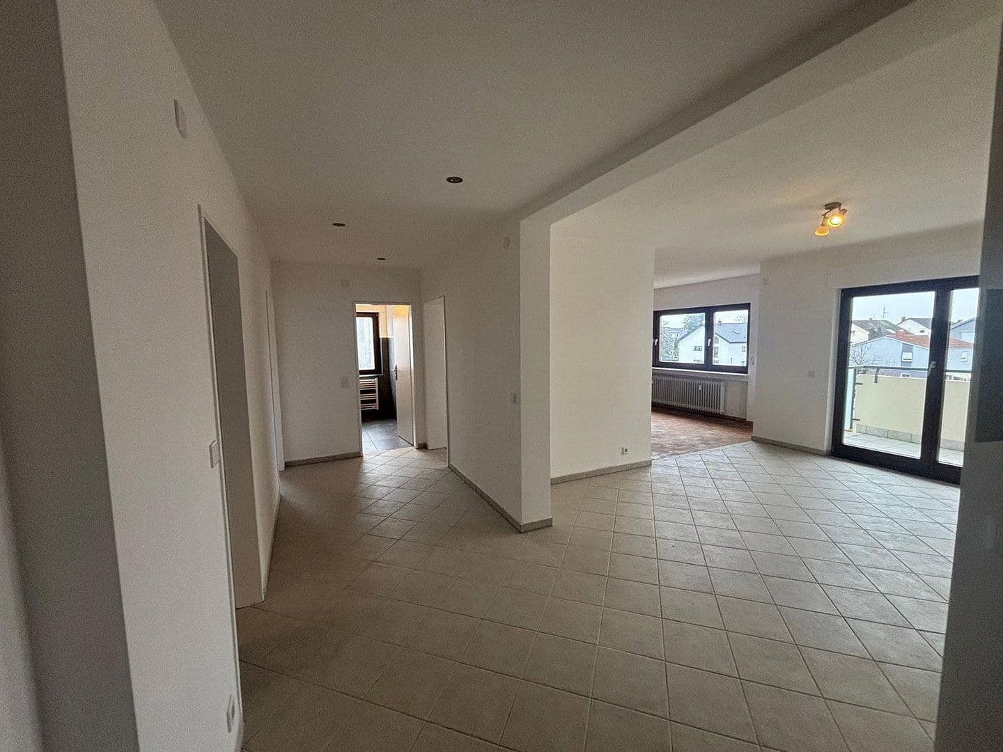 Prenájom bytu 3-izbový 95 m², Hemsbach, Bádensko-Wurttembersko Prenájom bytu 3-izbový 95 m², Hemsbach, Bádensko-Wurttembersko