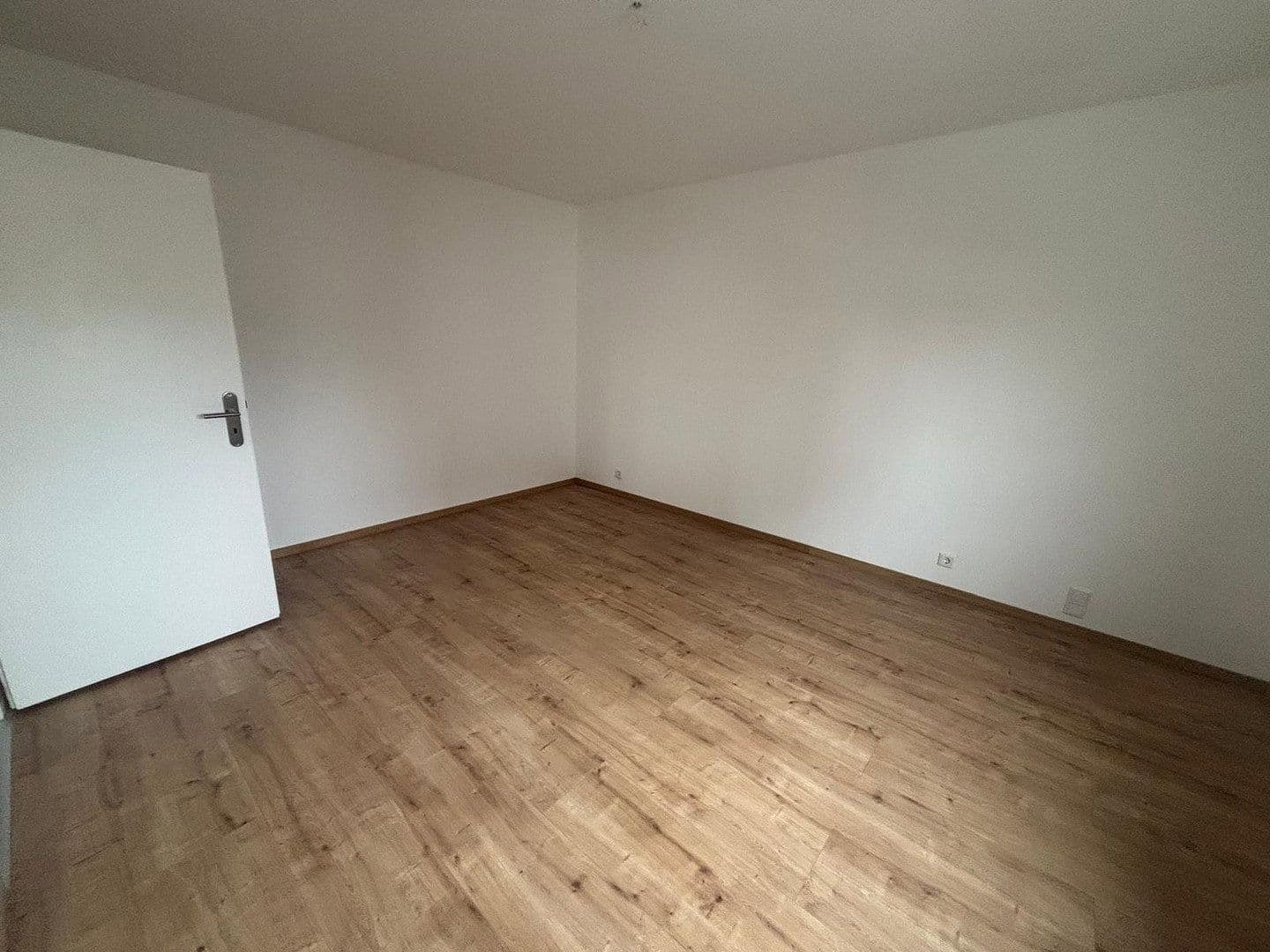 Prenájom bytu 3-izbový 95 m², Hemsbach, Bádensko-Wurttembersko Prenájom bytu 3-izbový 95 m², Hemsbach, Bádensko-Wurttembersko