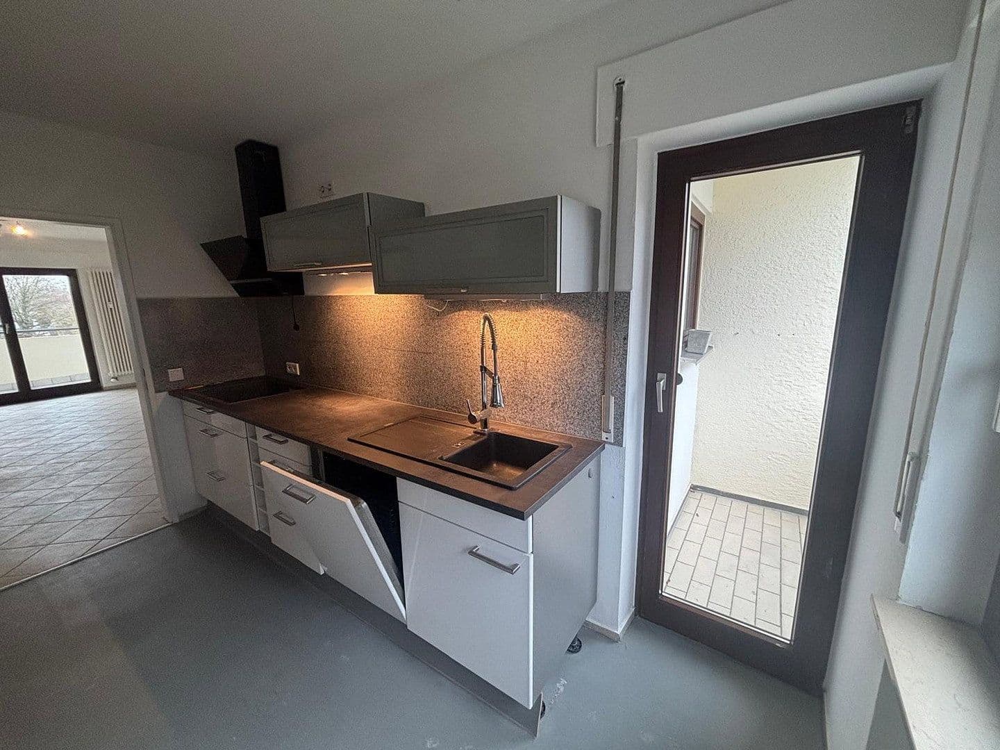 Prenájom bytu 3-izbový 95 m², Hemsbach, Bádensko-Wurttembersko Prenájom bytu 3-izbový 95 m², Hemsbach, Bádensko-Wurttembersko