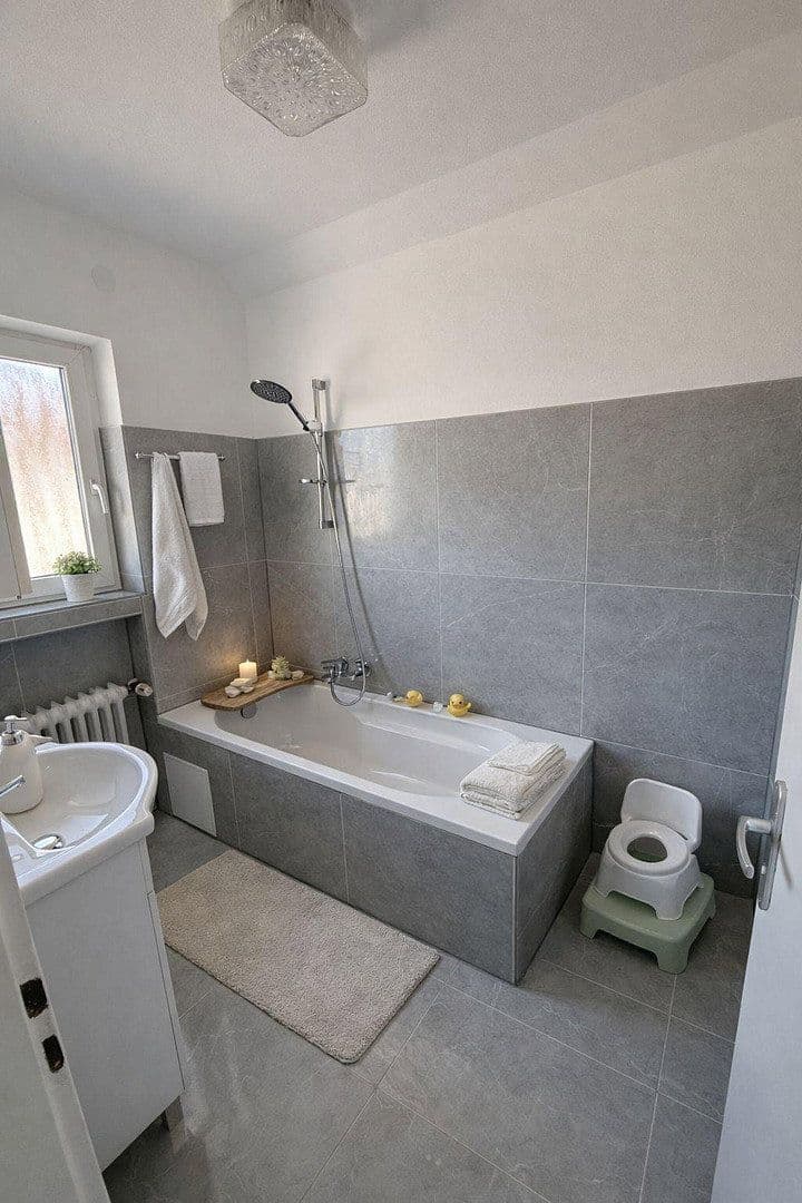 Prenájom bytu 4-izbový 95 m², Eggenstein-Leopoldshafen, Bádensko-Wurttembersko Prenájom bytu 4-izbový 95 m², Eggenstein-Leopoldshafen, Bádensko-Wurttembersko