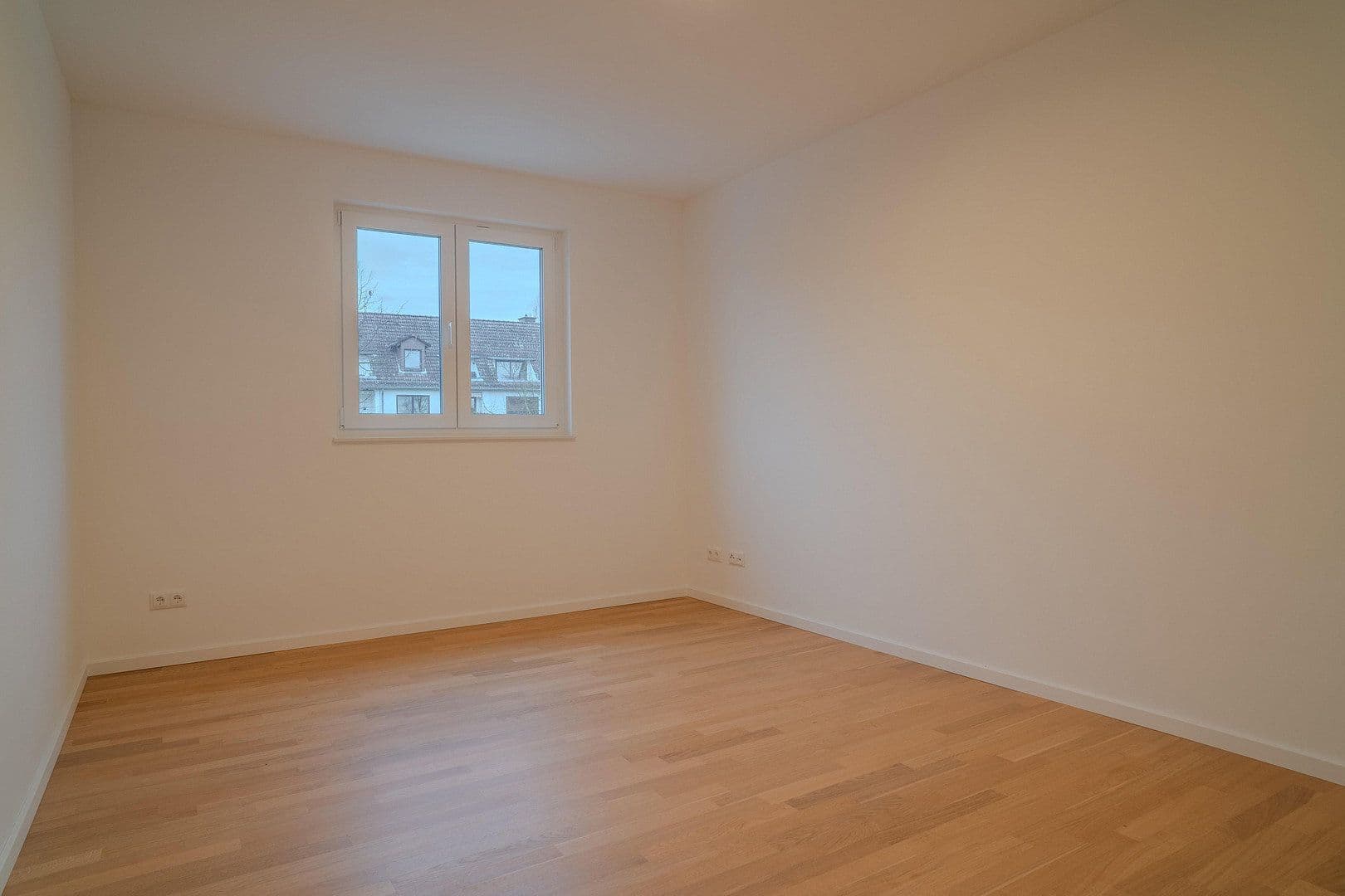 Prenájom bytu 4-izbový 145 m², Frankfurt am Main, Hesensko Prenájom bytu 4-izbový 145 m², Frankfurt am Main, Hesensko