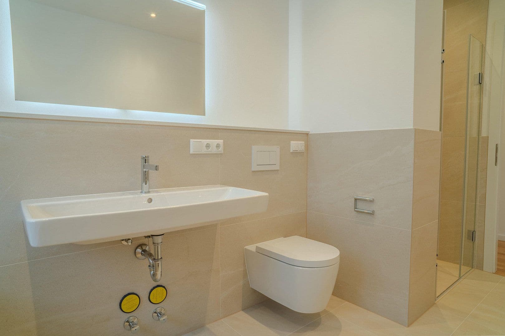 Prenájom bytu 4-izbový 145 m², Frankfurt am Main, Hesensko Prenájom bytu 4-izbový 145 m², Frankfurt am Main, Hesensko