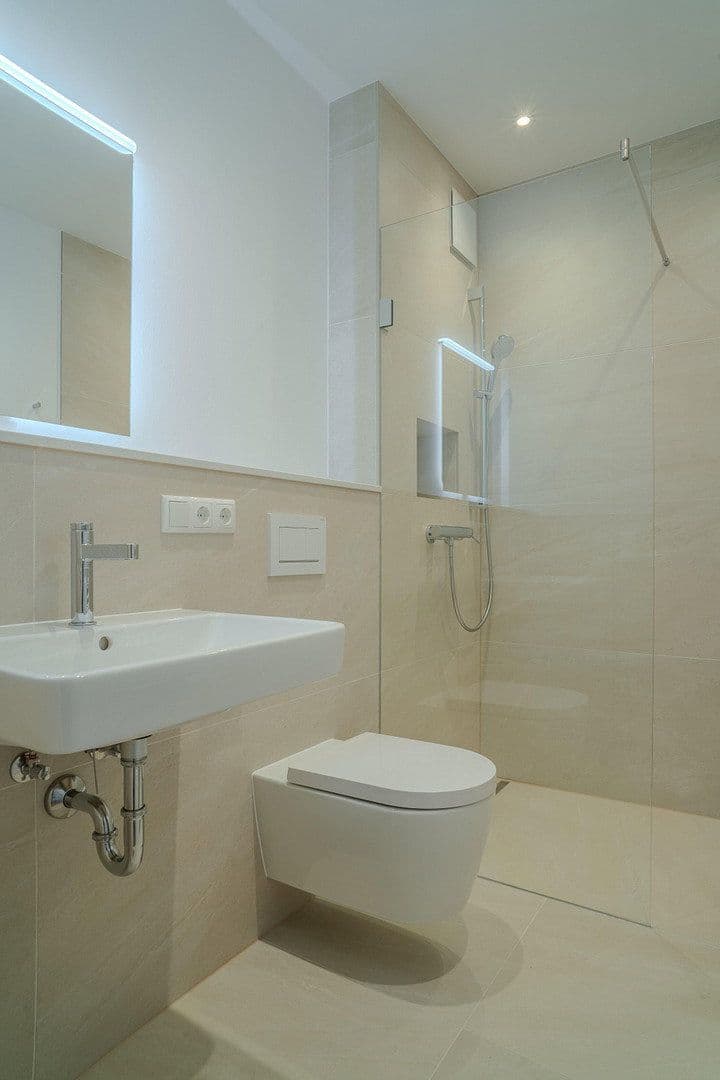 Prenájom bytu 4-izbový 145 m², Frankfurt am Main, Hesensko Prenájom bytu 4-izbový 145 m², Frankfurt am Main, Hesensko