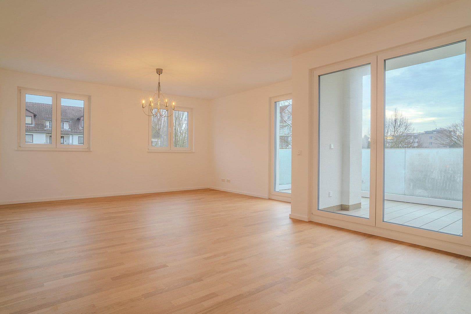 Prenájom bytu 4-izbový 145 m², Frankfurt am Main, Hesensko Prenájom bytu 4-izbový 145 m², Frankfurt am Main, Hesensko
