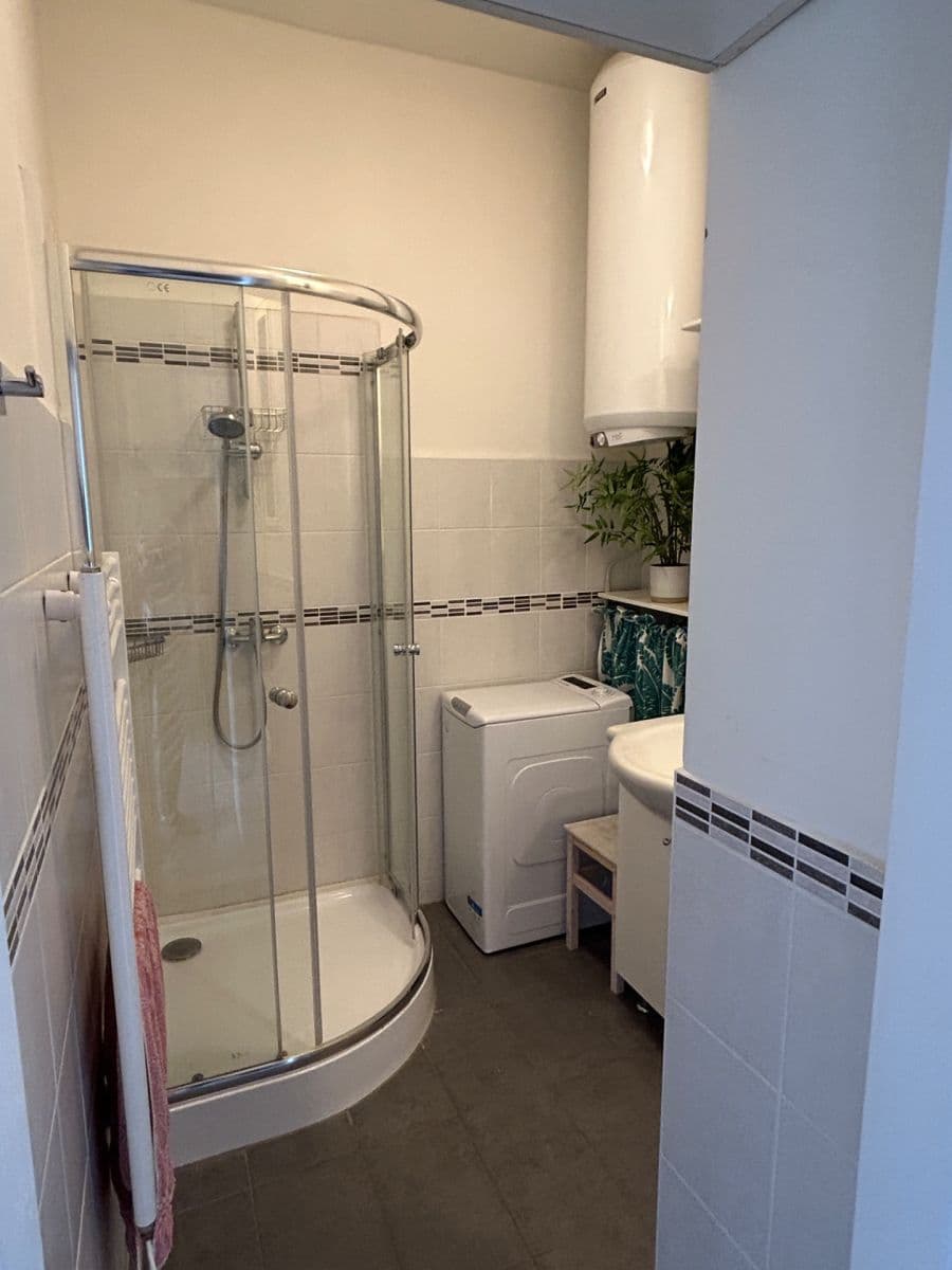 Prenájom bytu 2-izbový 34 m², Petrohradská, Praha, Praha Prenájom bytu 2-izbový 34 m², Petrohradská, Praha, Praha