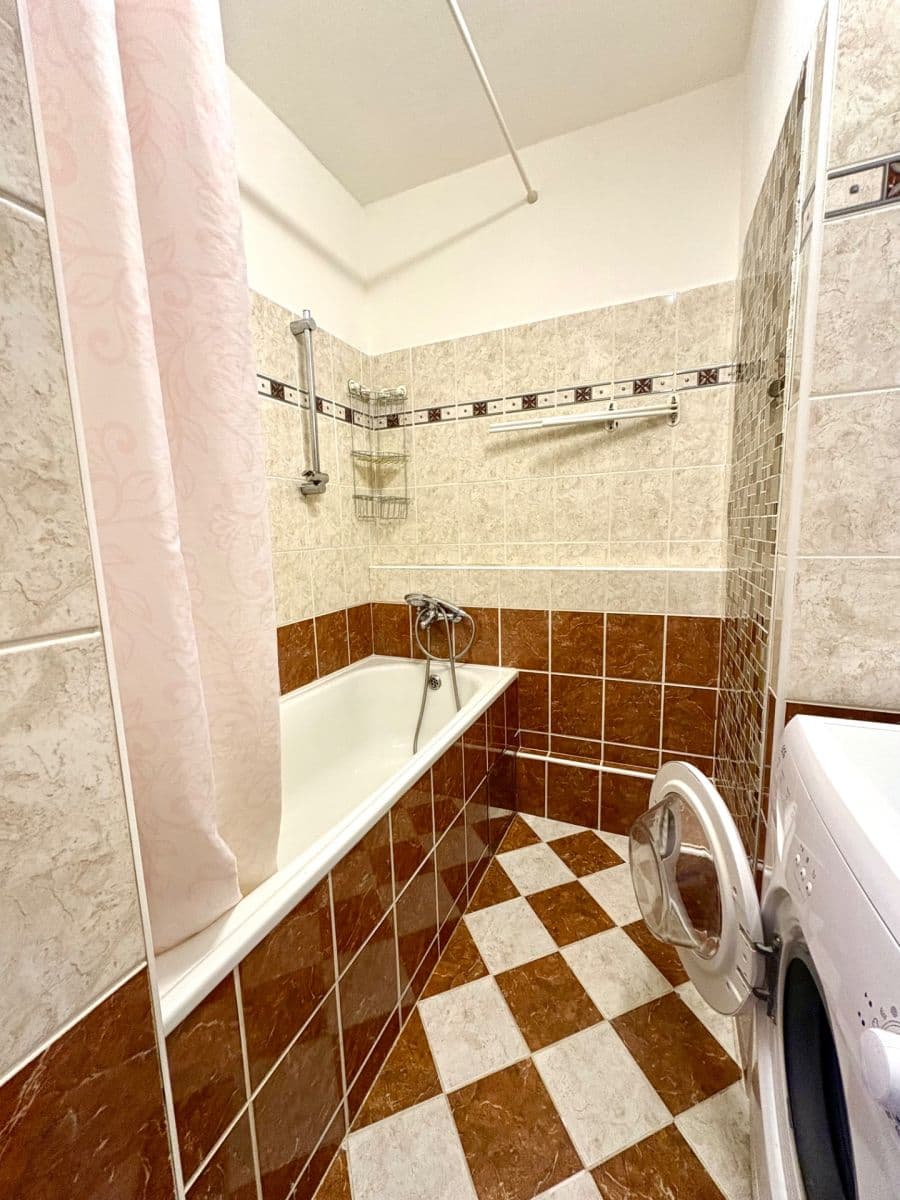 Prenájom bytu 3-izbový 55 m², Sládkovičova, Praha, Praha Prenájom bytu 3-izbový 55 m², Sládkovičova, Praha, Praha