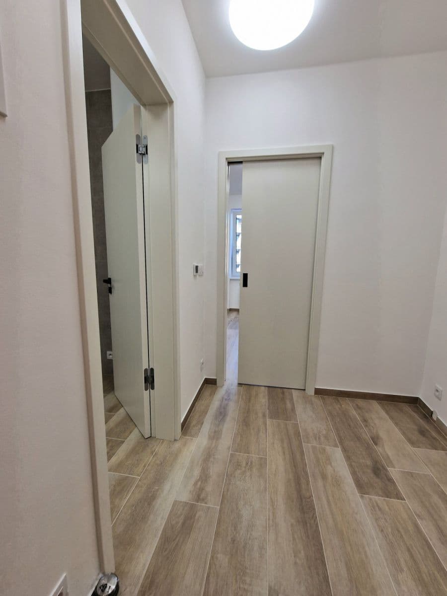 Prenájom bytu 2-izbový 37 m², U Kříže, Praha, Praha Prenájom bytu 2-izbový 37 m², U Kříže, Praha, Praha